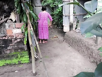 Observe me hug my Indian aunty while she cleans the yard and then get my donk