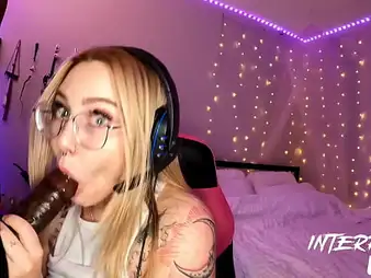 Blackstar Gonzo and Gracie Splashes take curvings object torn up stand