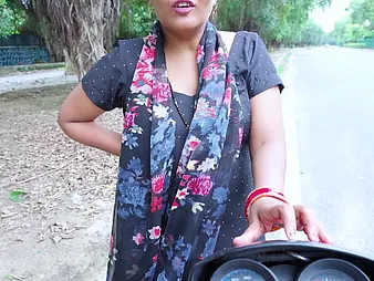 Naveen & Pinkicutee in a super-steamy Indian Desi call girl bhabhi tend to a