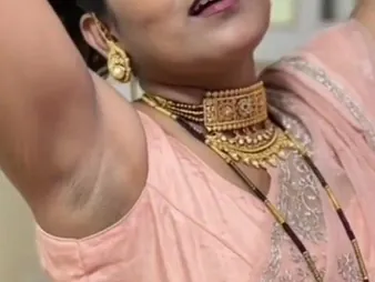 Indian housewife Gal flaunts her cock-squeezing underarms hither saree